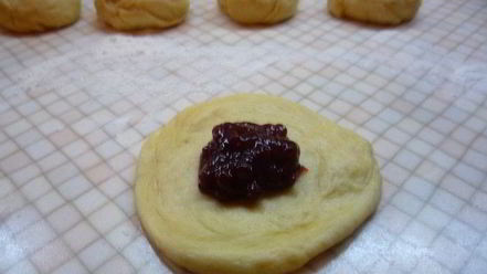 Рецепт булочек с брусничным джемом данубио
