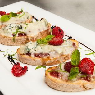 Рецепт Кростини с джемом и горгонзоллой