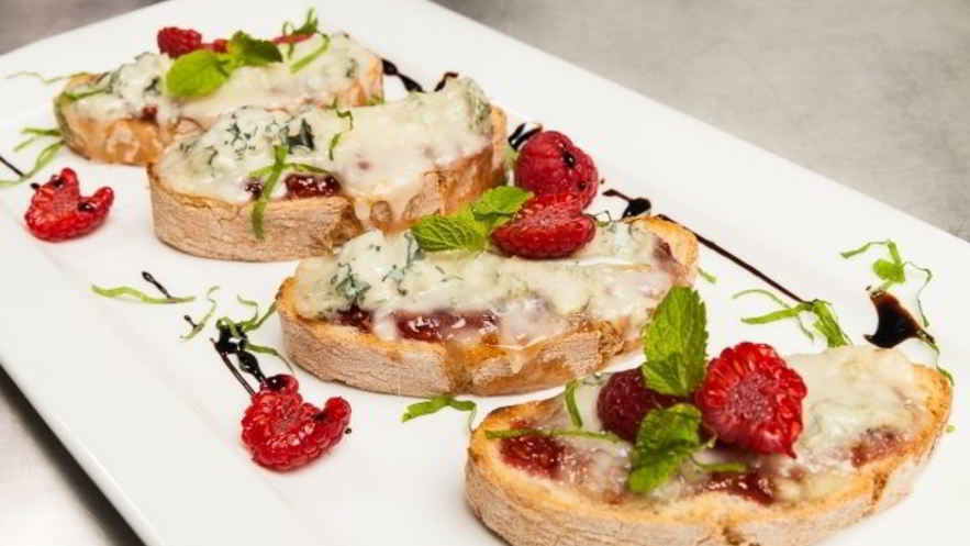 Рецепт кростини с джемом и горгонзоллой