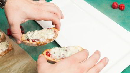 Рецепт кростини с джемом и горгонзоллой