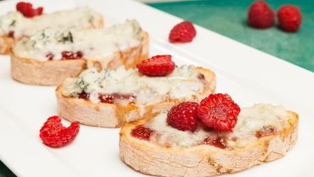 Рецепт кростини с джемом и горгонзоллой