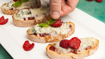 Рецепт кростини с джемом и горгонзоллой