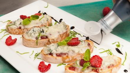 Рецепт кростини с джемом и горгонзоллой