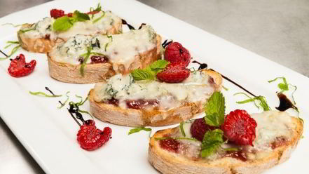 Рецепт кростини с джемом и горгонзоллой