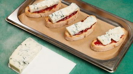 Рецепт кростини с джемом и горгонзоллой