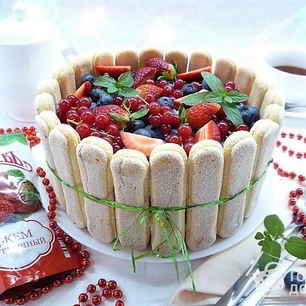 Рецепт Шарлотта с ягодами и клубничным джемом