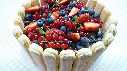 Рецепт шарлотта с ягодами и клубничным джемом