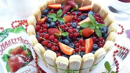 Рецепт шарлотта с ягодами и клубничным джемом
