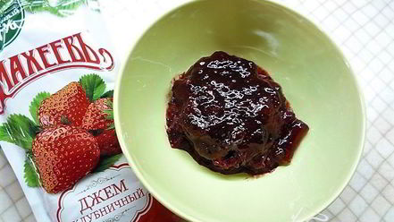 Рецепт шарлотта с ягодами и клубничным джемом