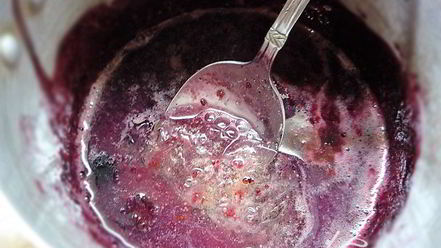 Рецепт шарлотта с ягодами и клубничным джемом