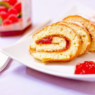 Рецепт Швейцарского рулета с малиновым джемом