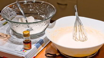 Рецепт швейцарского рулета с малиновым джемом