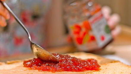 Рецепт швейцарского рулета с малиновым джемом