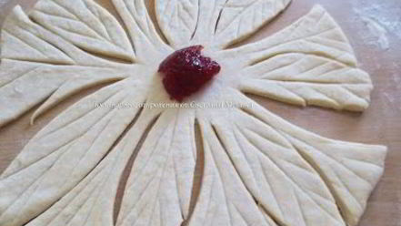 Рецепт слоеных булочек с малиновым джемом