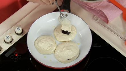 Рецепт сметанных пампушек с джемом