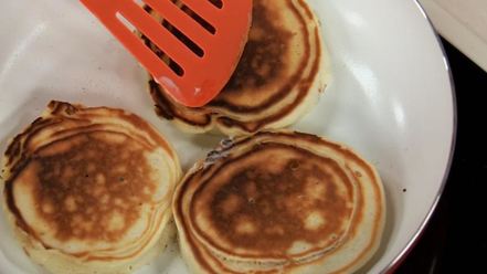 Рецепт сметанных пампушек с джемом