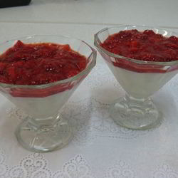 Рецепт Ванильного пудинга с джемом из клубники