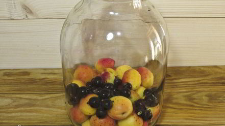 Рецепт компота из абрикосов и черной смородины на зиму