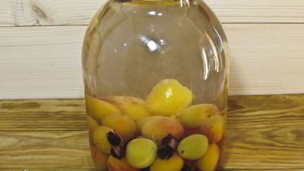 Рецепт компота из абрикосов и черной смородины на зиму