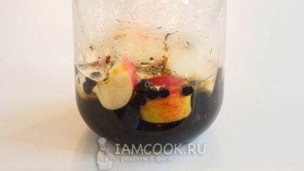 Рецепт компота из черноплодки с яблоками на зиму