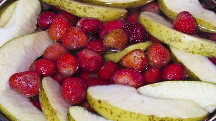 Рецепт компота из клубники и яблок