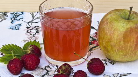 Рецепт компота из клубники и яблок