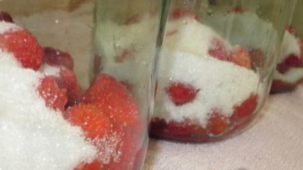 Рецепт компота из клубники на зиму