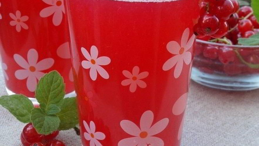 Рецепт компота из персиков и красной смородины