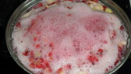 Рецепт компота из персиков и красной смородины