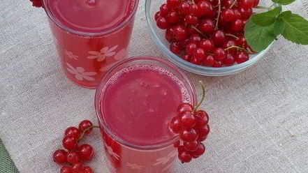 Рецепт компота из персиков и красной смородины