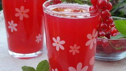 Рецепт компота из персиков и красной смородины