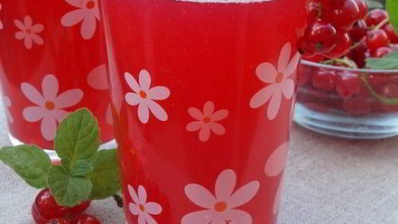 Рецепт компота из персиков и красной смородины