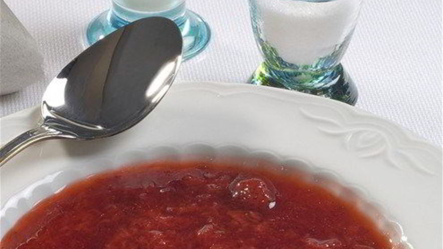 Рецепт компота из ревеня и клубники со свежей мятой