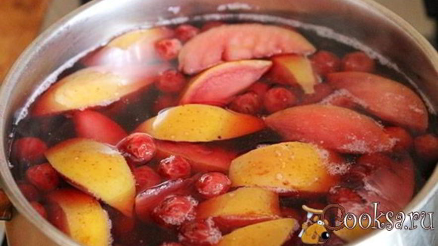 Рецепт компота из вишни и яблок на зиму