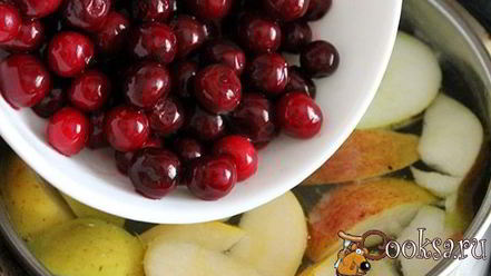 Рецепт компота из вишни и яблок на зиму