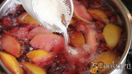 Рецепт компота из вишни и яблок на зиму