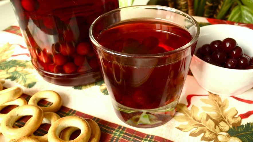 Рецепт компота из вишни с косточками вишневый на зиму