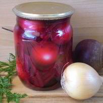 Маринованный лук со свеклой на зиму