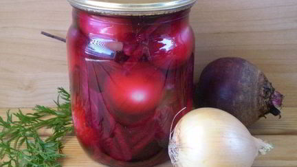 Рецепт Маринованного лука со свеклой на зиму