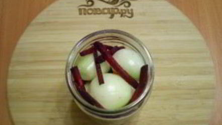 Рецепт маринованного лука со свеклой на зиму