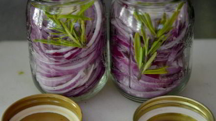 Рецепт розового маринованного лука