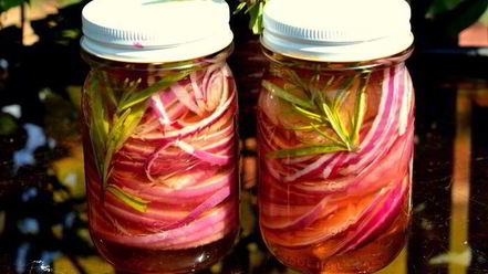 Рецепт розового маринованного лука