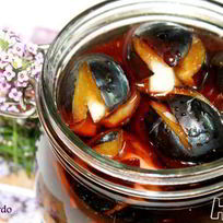 Слива маринованная с чесноком