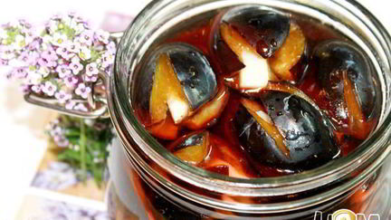 Рецепт Сливы маринованной с чесноком