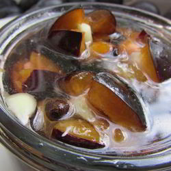 Рецепт Слив, маринованных с чесноком