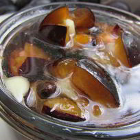 Сливы, маринованные с чесноком