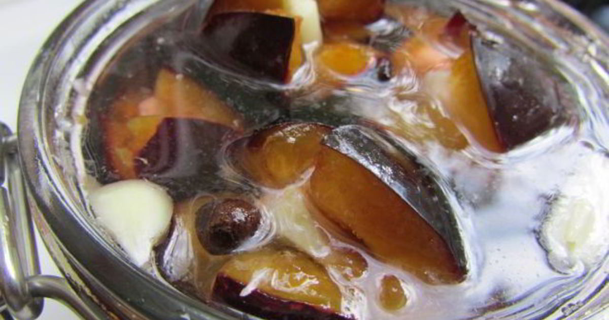 Чернослив с чесноком на зиму маринованный рецепт. Слива в маринаде. Слива с чесноком в маринаде. Чернослив с чесноком на зиму маринованный рецепт. Чернослив с чесноком на зиму маринованный рецепт.