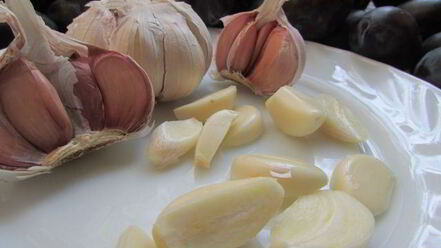 Рецепт слив, маринованных с чесноком