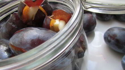 Рецепт слив, маринованных с чесноком