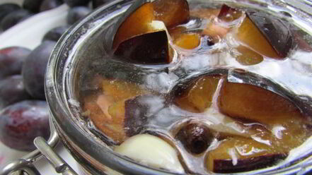 Рецепт слив, маринованных с чесноком